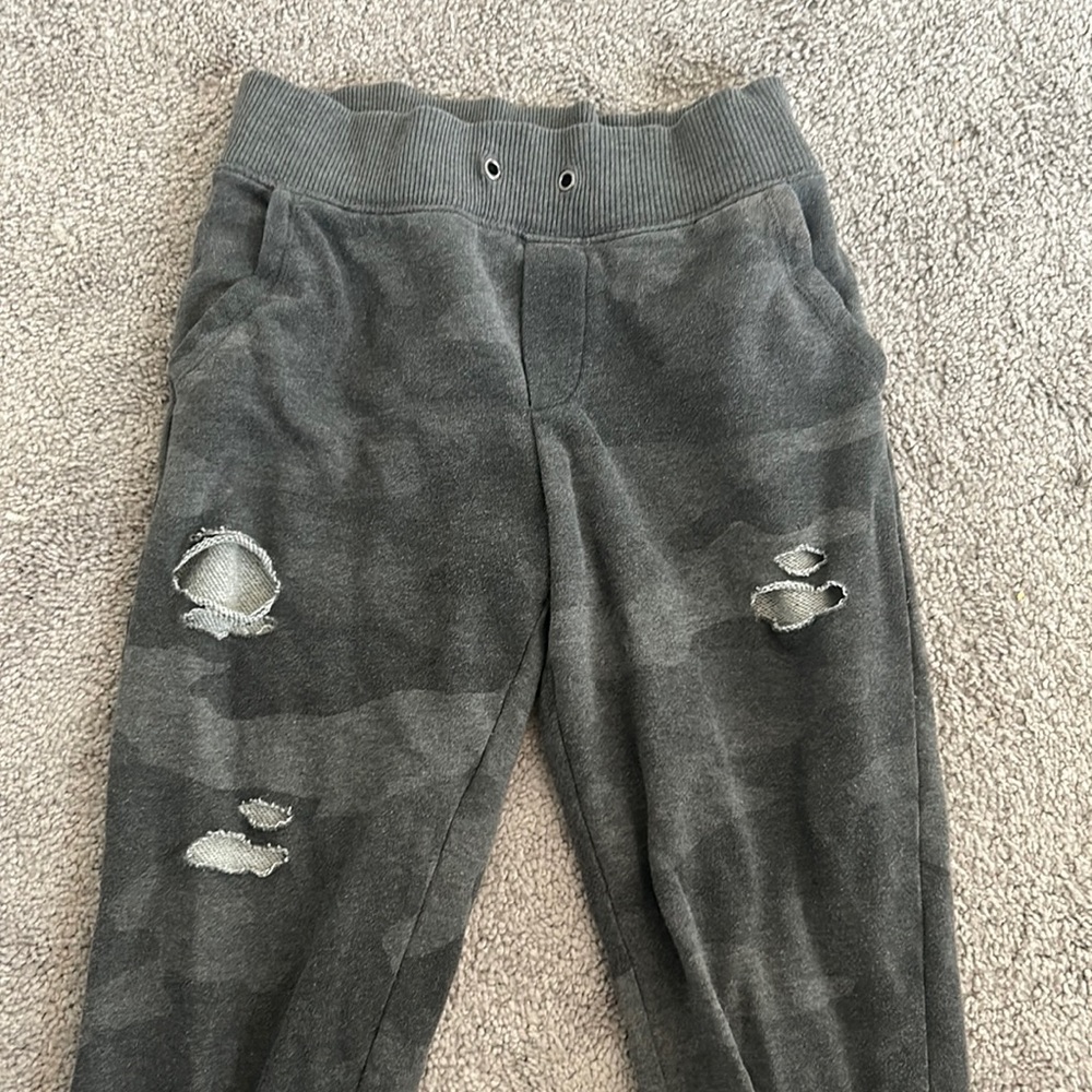 💖aerie camo ripped sweatpants💖
